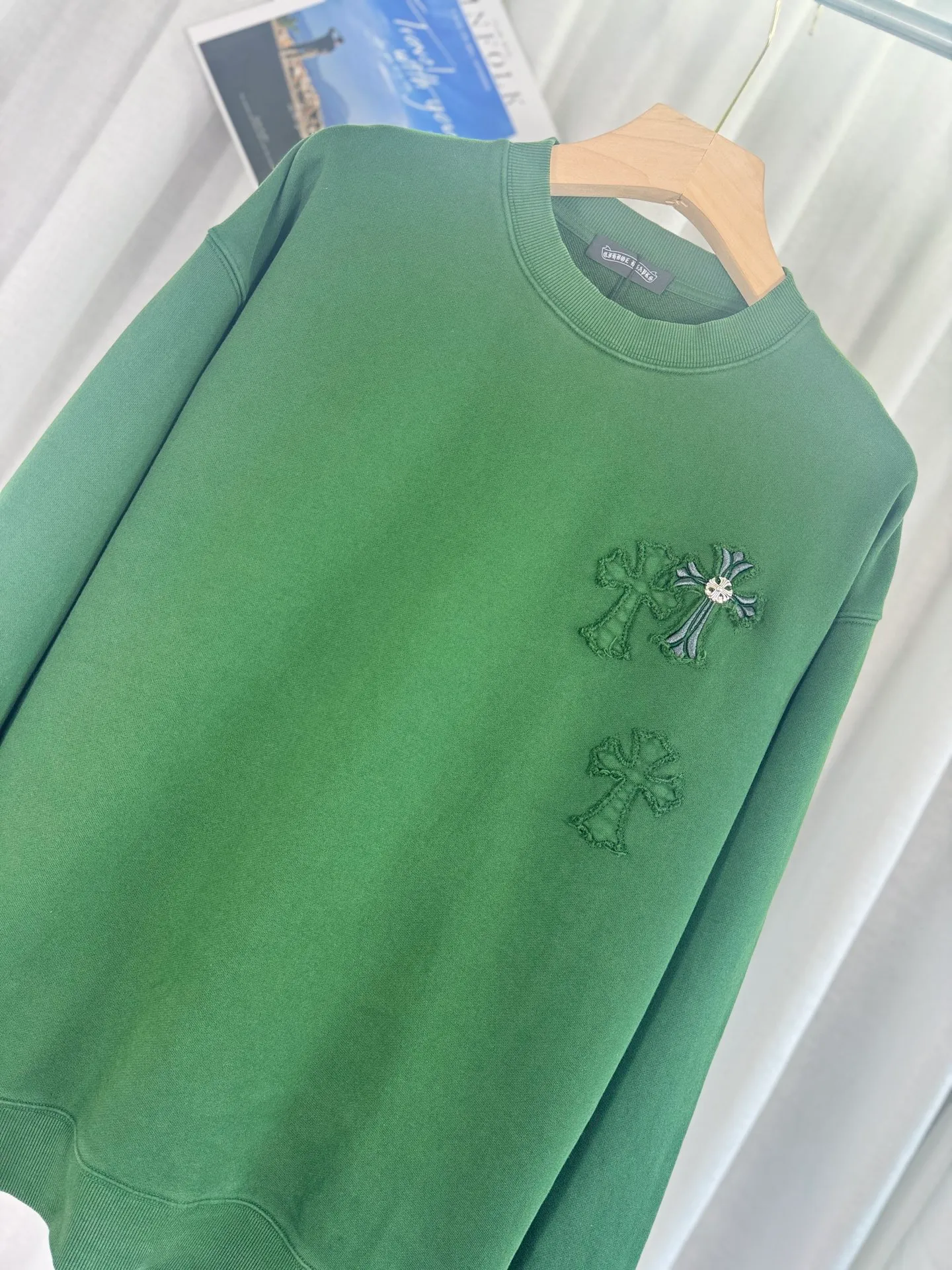 P280 top version, real shot without P, ​​different from market currency) 𝗖𝗵𝗿𝗼𝗺𝗲 𝗛𝗲𝗮𝗿𝘁𝘀/Cro Heart 2025 washed patch embroidery autumn and winter new original single counter American laser burnt 3D three-dimensional color embroidery couple casual sweatshirt 👑The highest version! Customized fabric 420g tripe terry fabric! American acid-washed and distressed original fabric laser burnt ✟appliqué embroidery and exquisite embroidery of letters! The best-selling model in the counter, very comfortable to wear. Accessories: original molded and authenticated collar label➕100% silk wash label. Genuine purchase-grade original hangtag➕matching hanging rope➕3D hanging beads➕original packaging bag. Craftsmanship: The original version has consistent wiring! The highest version of the armhole matching technique! Color: Green Black Size: S M L XL Style Number: 25-306